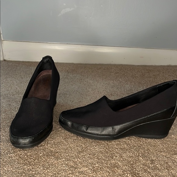 Clarks Black Flats with Suede Finish and Cushioned Insoles - Picture 3 of 7